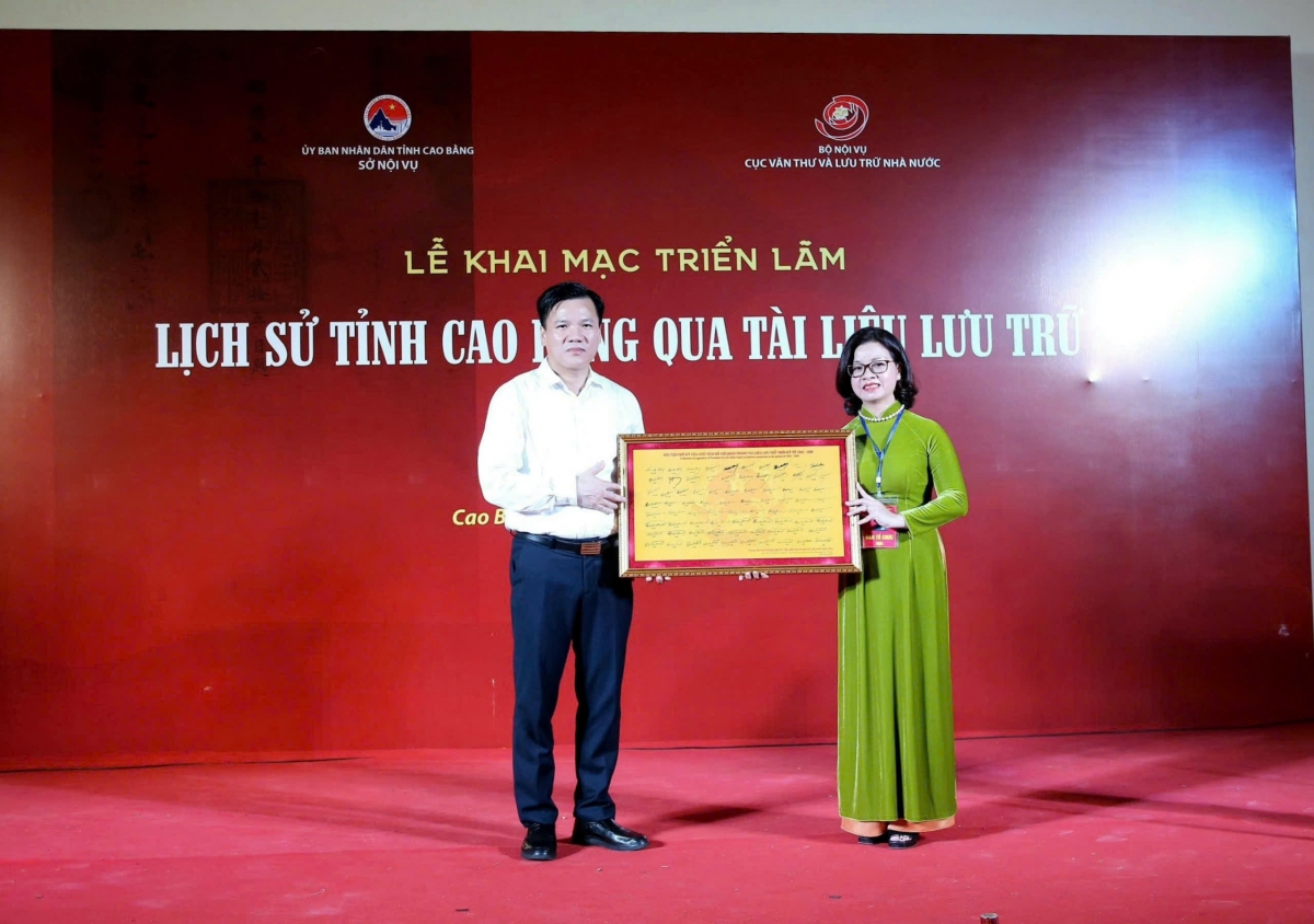 Nhiều tư liệu, hình ảnh quý lần đầu được giới thiệu đến công chúng
tại triển lãm “Lịch sử tỉnh Cao Bằng qua tài liệu lưu trữ".
Ảnh: CTV La Ngà/VOV Đông Bắc