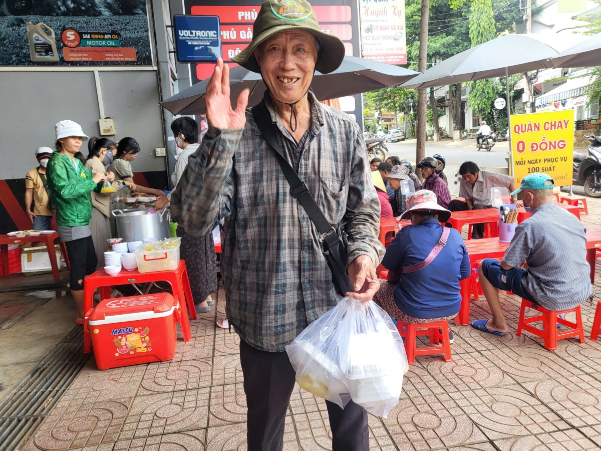Niềm vui của người nghèo khi nhận những hộp cơm chay ấm lòng.
Ảnh: Nam Trang/VOV Tây Nguyên