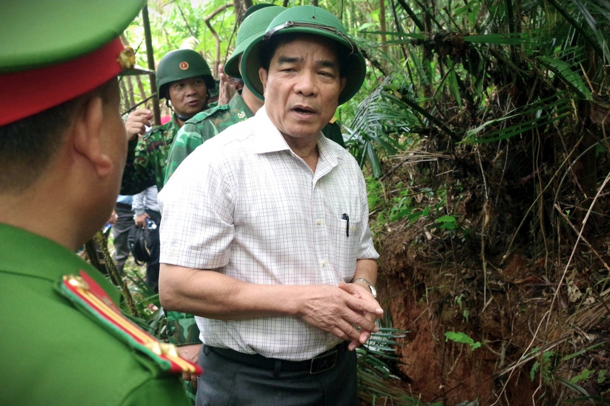 Ông Lê Văn Dũng, Chủ tịch UBND tỉnh trực tiếp kiểm tra hiện trường vụ lở đất.