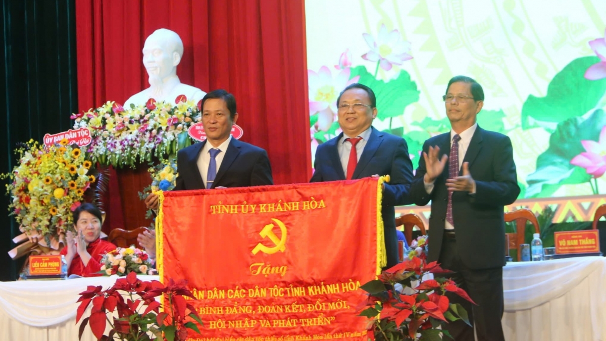 Ông Nguyễn Tấn Tuân, Phó Bí thư Tỉnh ủy, Chủ tịch UBND tỉnh trao tặng bức trướng
của Tỉnh ủy tặng Đại hội