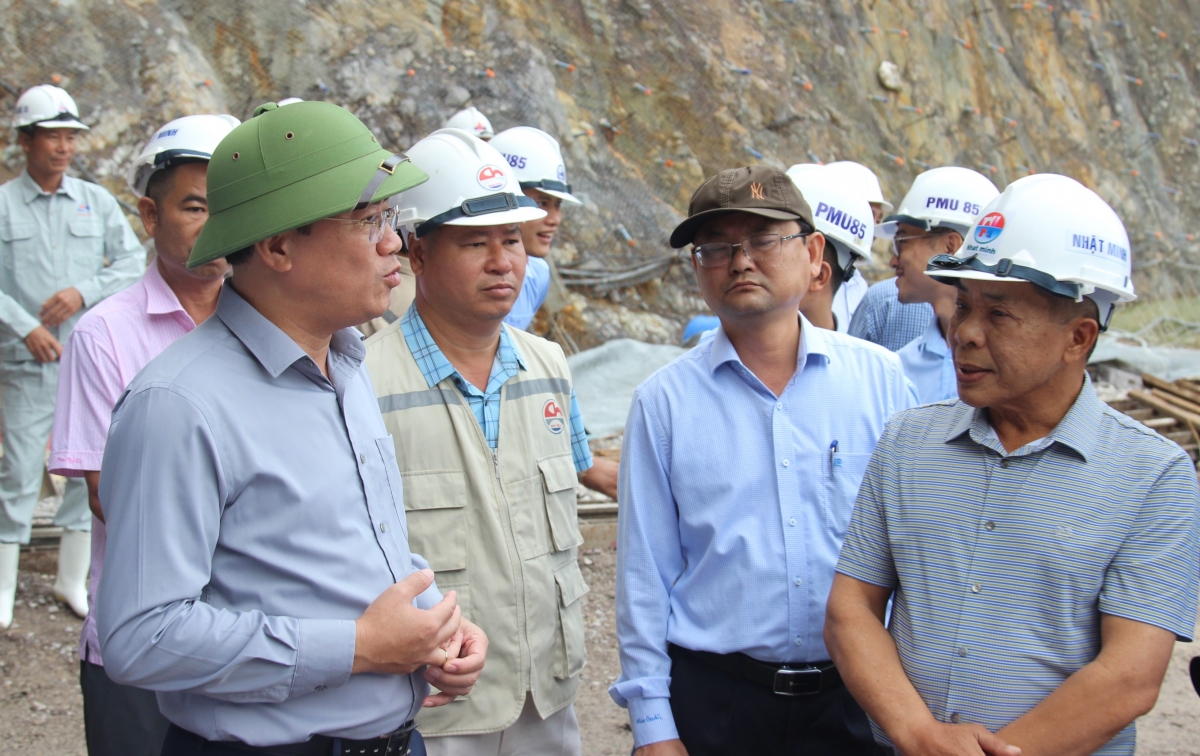 Ông Phạm Anh Tuấn, Chủ tịch UBND tỉnh Bình Định (người đội mũ cối) trao đổi với đại diện các nhà thầu thực hiện cao tốc Bắc-Nam qua địa bàn tỉnh Bình Định.