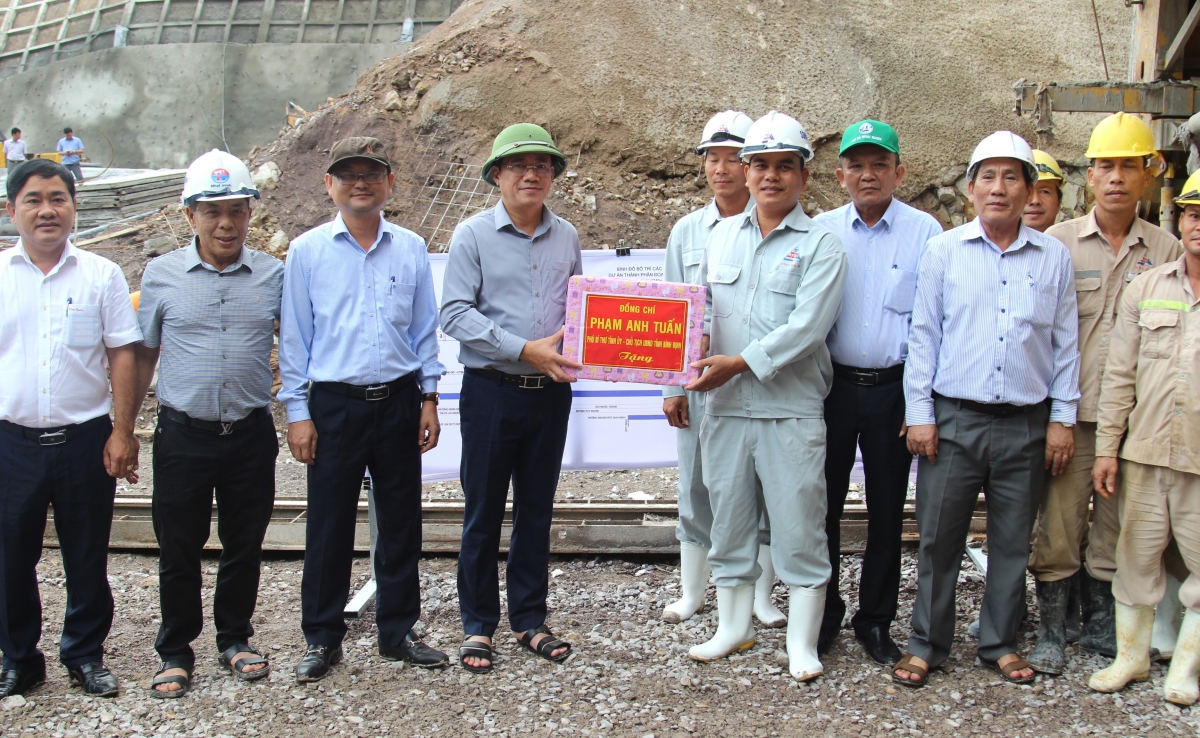 Lão đạo tỉnh Bình Định tặng quà cho đại diện Công ty Cổ phần Sông Đà 10