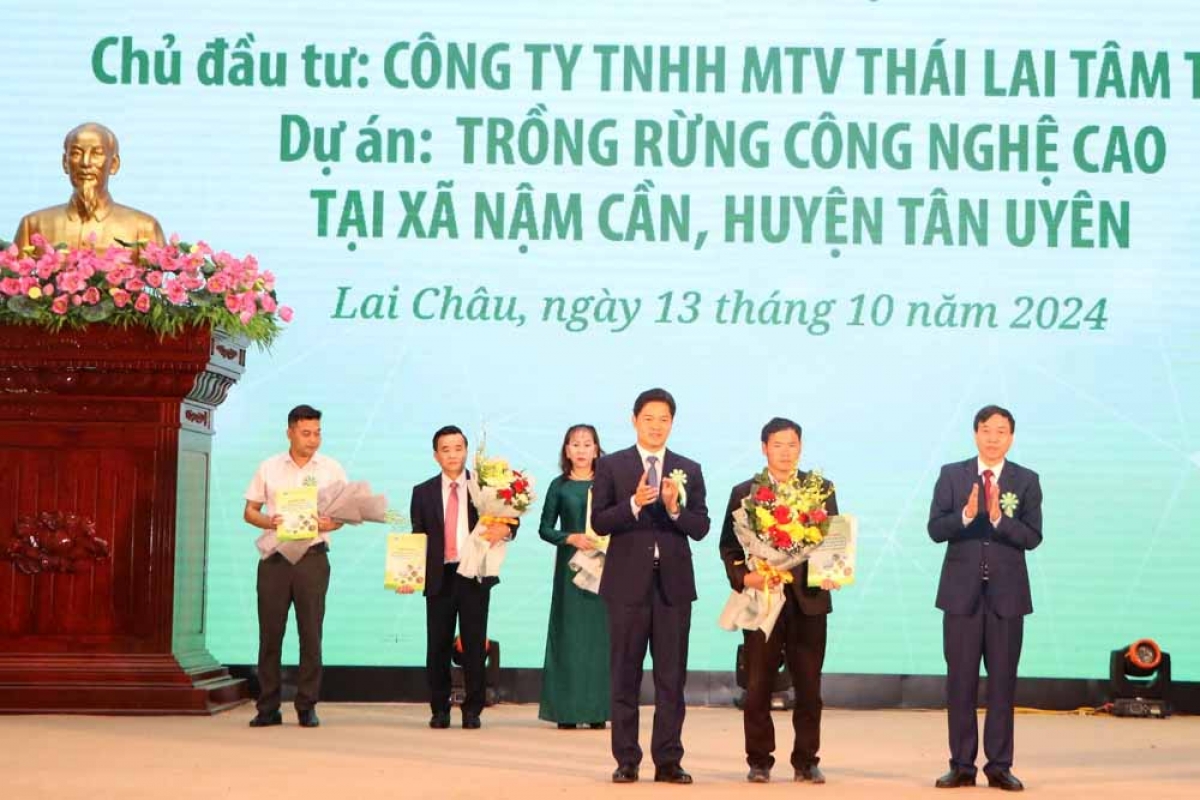 Ông Vũ Mạnh Hà, Ủy viên dự khuyết BCH Trung ương Đảng, Phó Bí thư Thường trực Tỉnh ủy
trao quyết định chấp thuận chủ trương đầu tư cho các nhà đầu tư