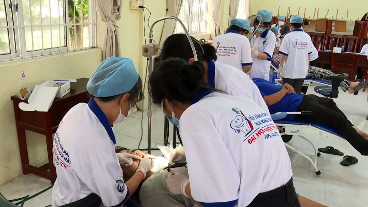 Sinh viên đại học Trà Vinh thực hành khám, chữa bênh răng hàm mặt.
Ảnh: Thạch Trà Vinh/VOV ĐBSCL