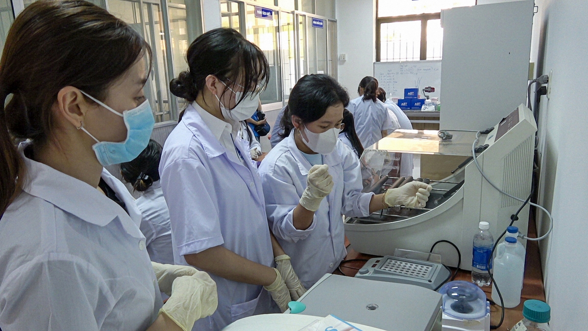 Sinh viên Đại học Trà Vinh thực hành khoa ứng dụng.
Ảnh: Thạch Trà Vinh/VOV ĐBSCL