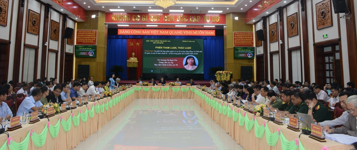 Nhiều ý kiến, giải pháp được đưa ra nhằm nâng cao vai trò người uy tín,
xây dựng hệ thống chính trị cơ sở trong sạch, vững mạnh. (ảnh: Nguyễn Thảo)