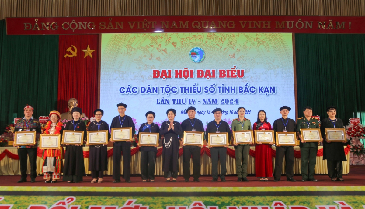 Tặng bằng khen của UBND tỉnh Bắc Kạn cho các tổ chức, cá nhân có thành tích xuất sắc trong công tác dân tộc tỉnh Bắc Kạn