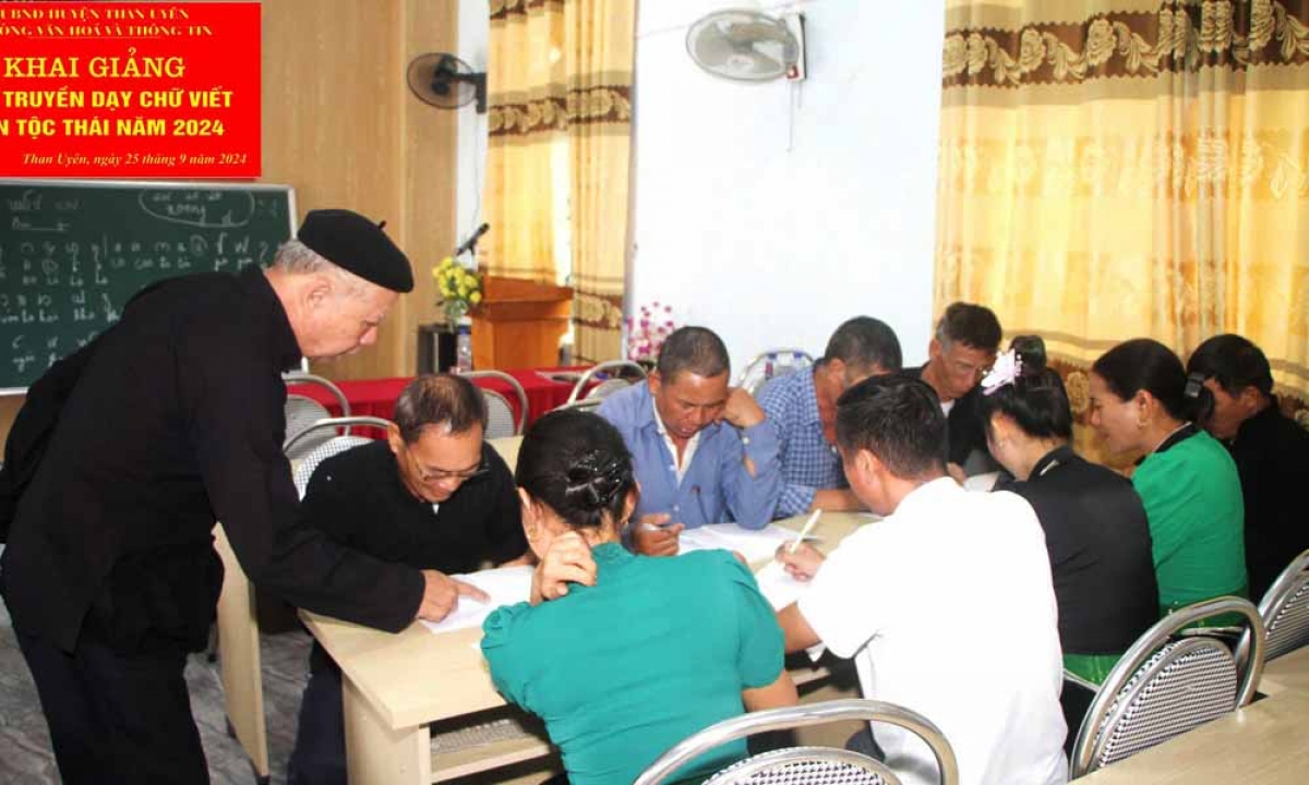 Thầy và trò lớp tiếng Thái ở huyện Than Uyên (Lai Châu) miệt mài bên từng nét chữ