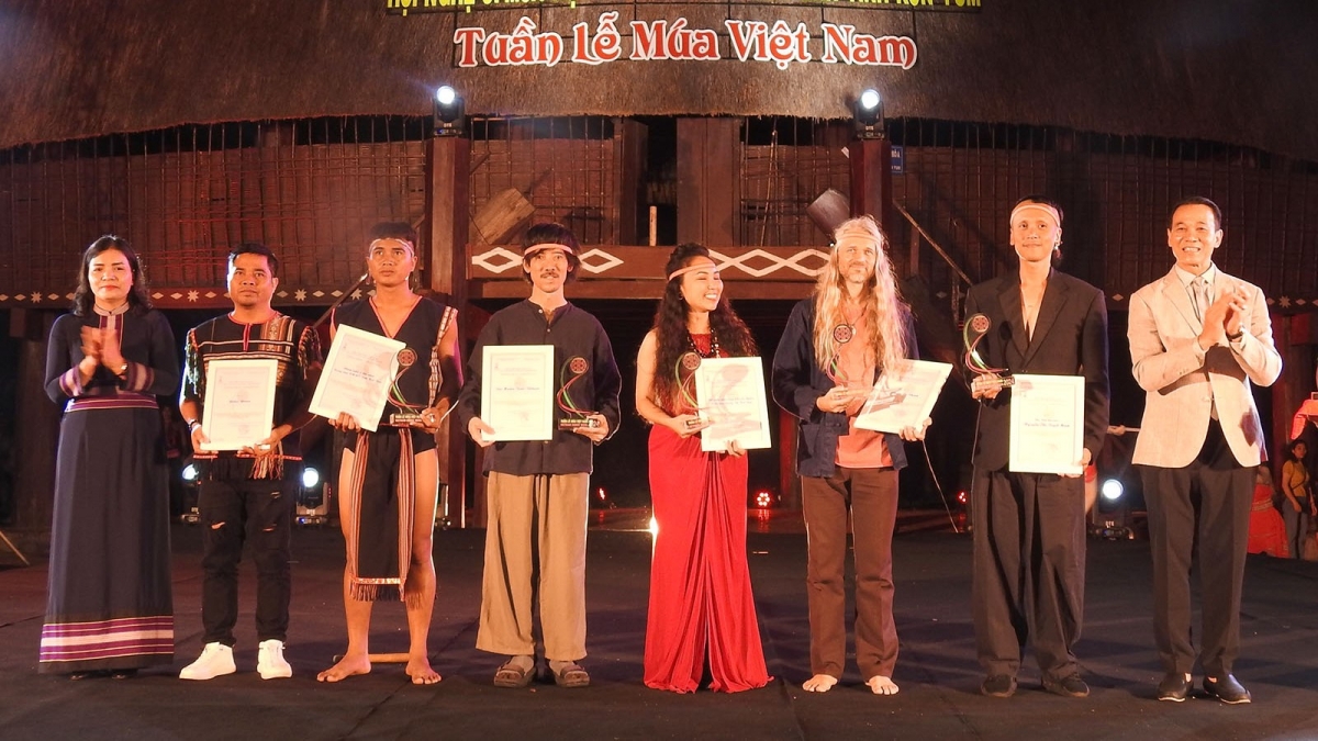 Trao tặng Bằng chứng nhận và Kỷ niệm chương
cho ê kíp sáng tạo kịch bản, âm nhạc vở múa đương đại SeSan.