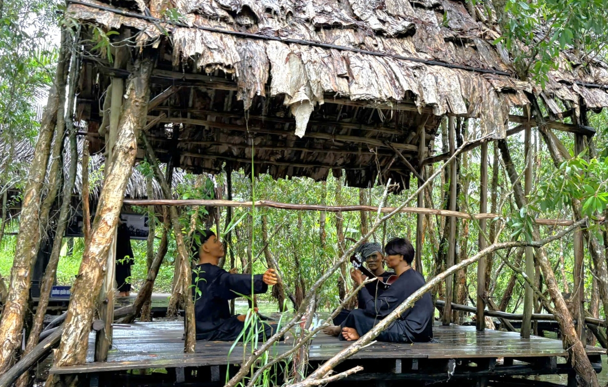 Túp lều lá được phục dựng mô tả lại cuộc sống của người dân ngày xưa