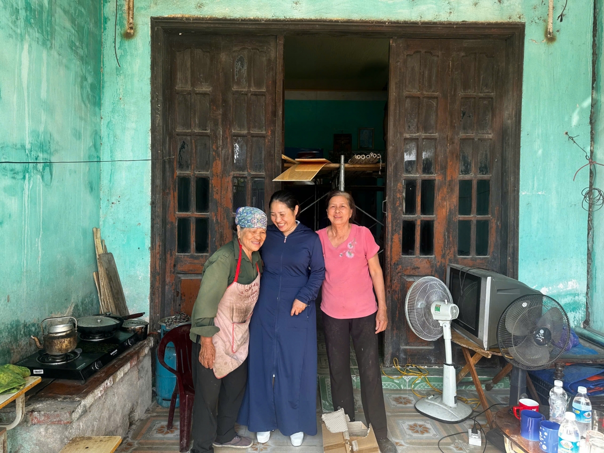 UBND xã Lê Lợi, TP Hạ Long tới động viên, thăm hỏi, kiểm tra tiến độ sửa chữa nhà ở đối với bà Vũ Thị Thủy trú tại thôn Đồng Tâm