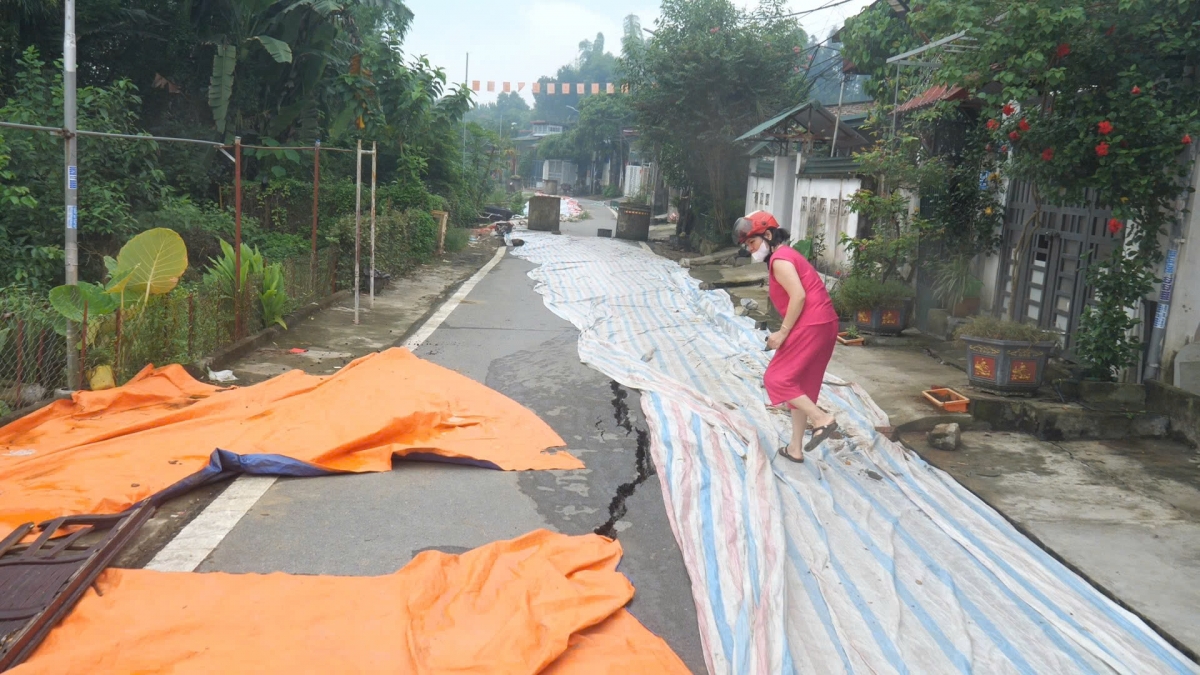 Vết nứt lớn trên tuyến đường 23/9 đe dọa sự an toàn của hàng chục hộ dân ven sườn đồi.
Ảnh: An Kiên/VOV Tây Bắc