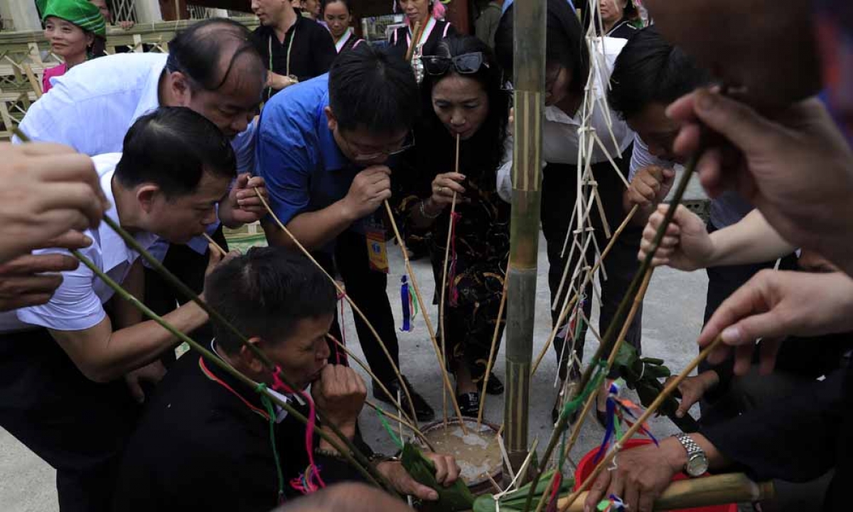 Việc lưu giữ, bảo tồn bản sắc văn hóa các dân tộc đã góp phần thu hút khách du lịch đến với địa phương.