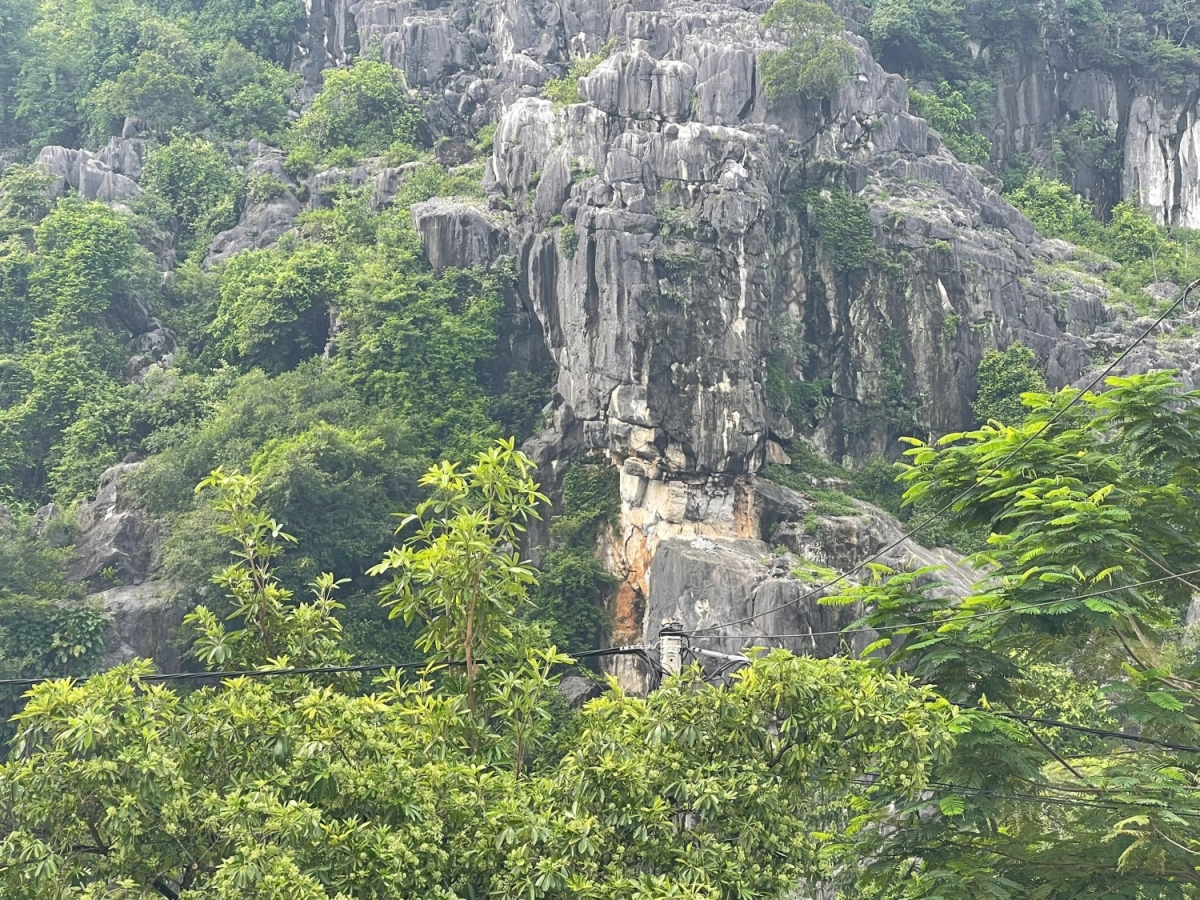 Xuất hiện vị trí sạt lở núi đá tại thị trấn Phong Nha, huyện Bố Trạch, tỉnh Quảng Bình. Khu vực nguy cơ cao sạt lở có 1 tảng đá lớn nặng hơn 300 tấn