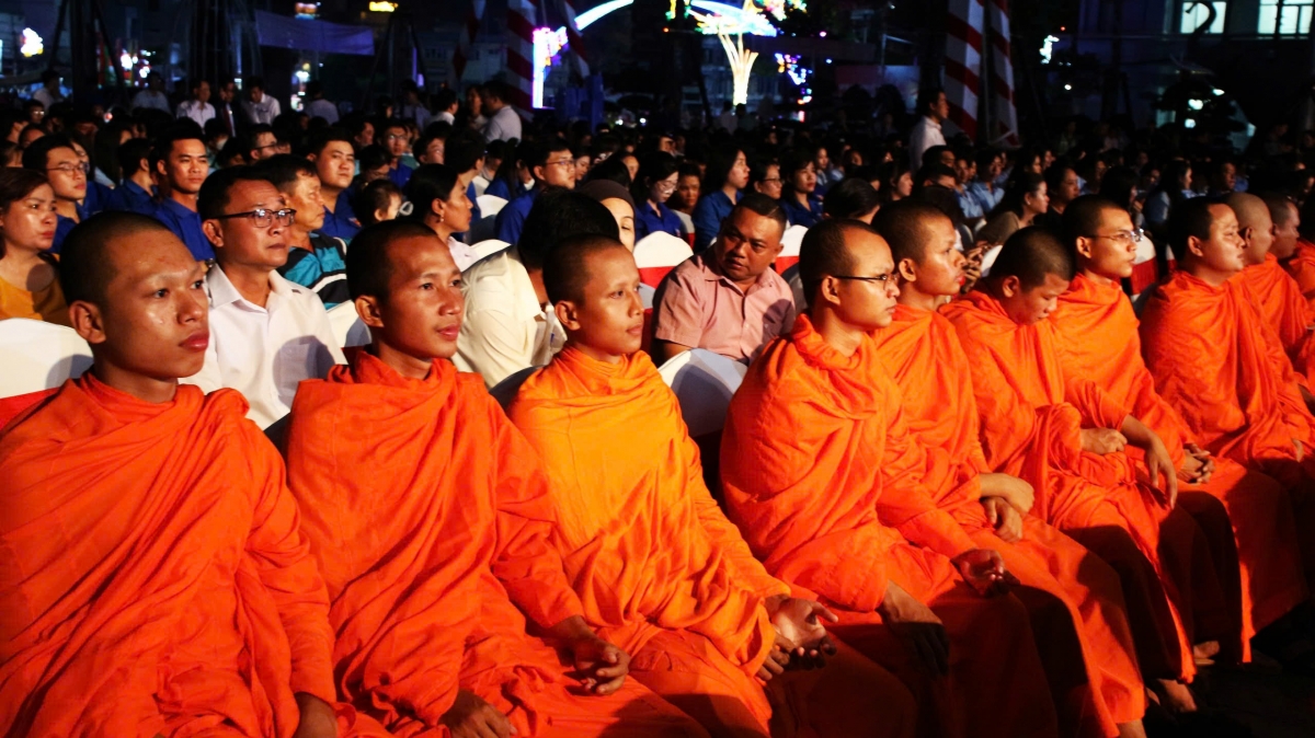 Rất đông sư sãi, cán bộ, công chức, viên chức, thanh niên, học sinh, người dân đến dự lễ khai mạc