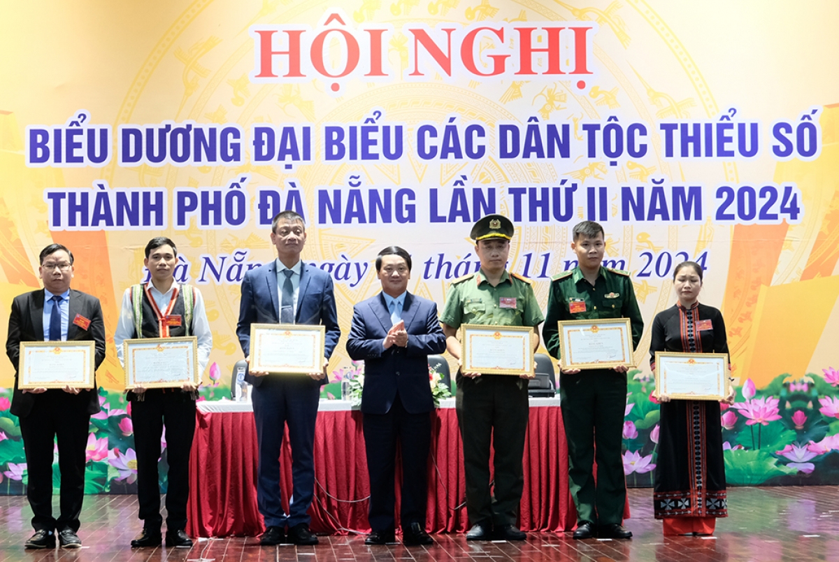 Ông Hầu A Lềnh, Bộ trưởng, Chủ nhiệm Ủy ban dân tộc trao Bằng khen của Bộ trưởng tặng các tập thể, cá nhân xuất sắc