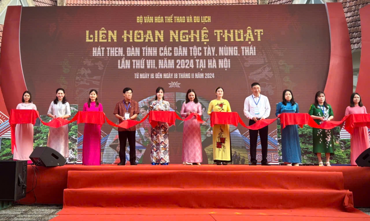 Nghi thức cắt băng khai mạc