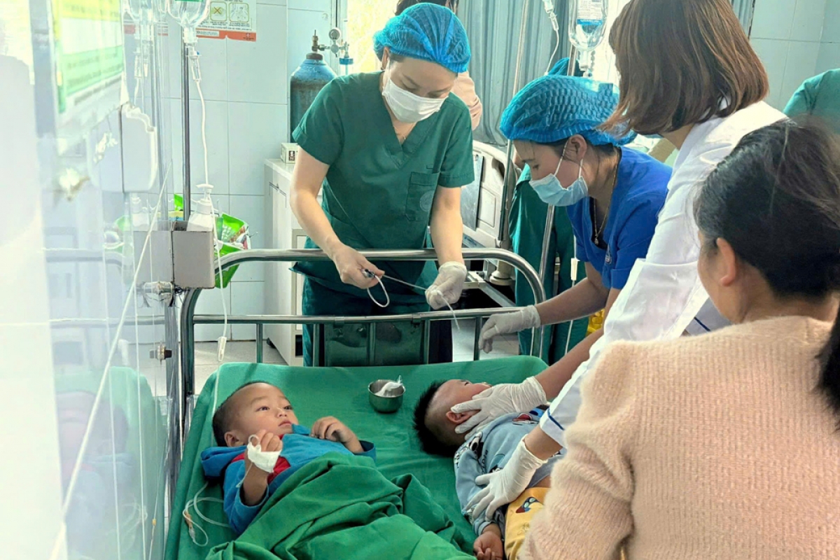 Đoàn công tác của Trung tâm chống độc của bệnh viện Bạch Mai tham gia điều trị cho các bệnh nhi
