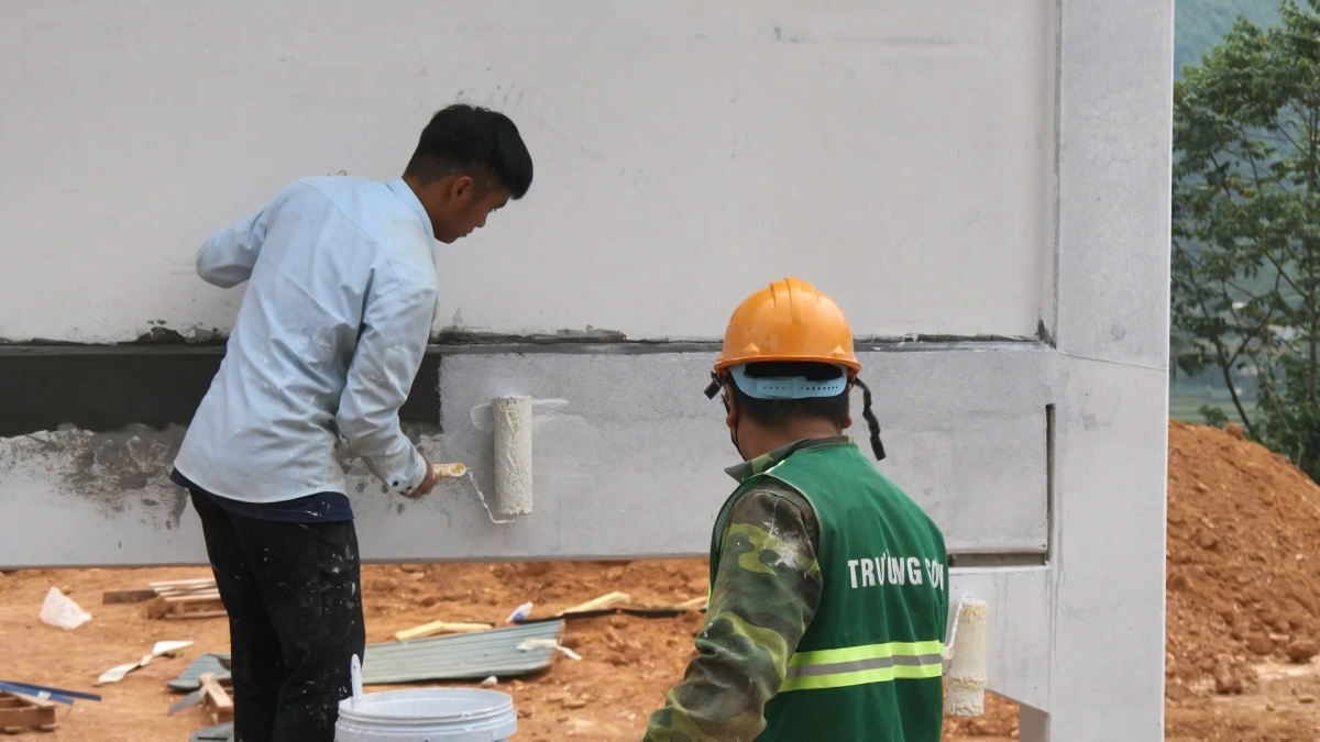10 căn nhà đã được lợp mái và đang hoàn thiện