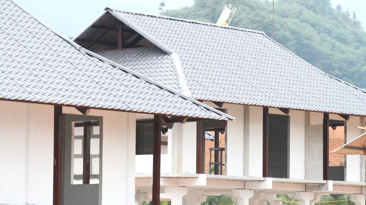 Bóng dáng những căn nhà sàn nối nhau hiện ra