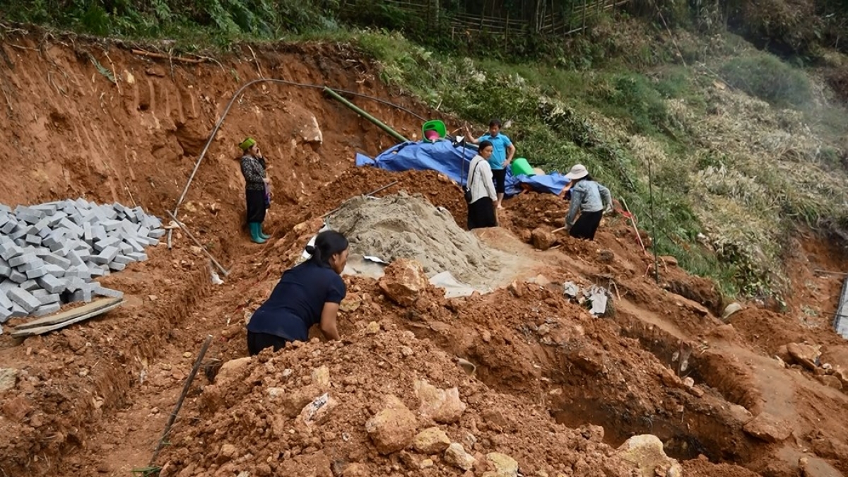Anh em trong thôn đã đến phụ giúp để anh Vàng A Nánh làm móng nhà.
Ảnh: Thanh Thủy/VOV Tây Bắc