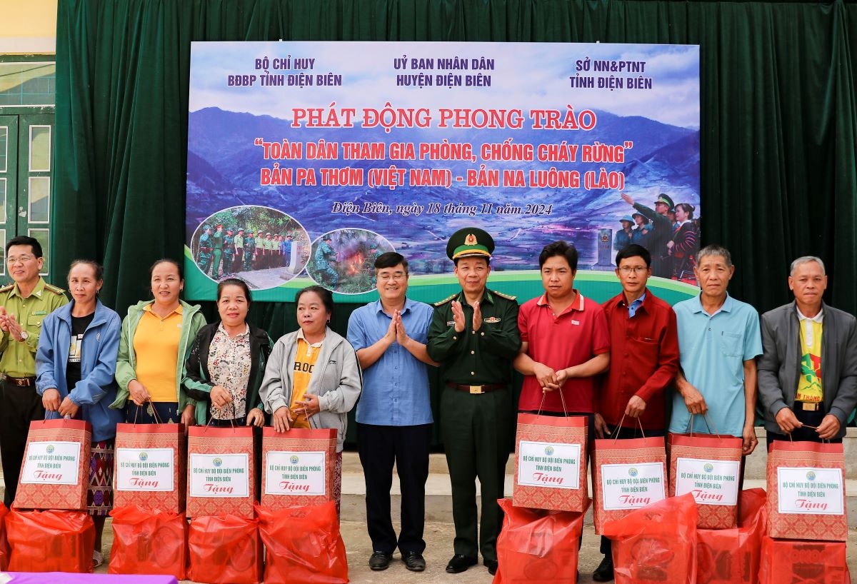 Bộ Chỉ huy bộ đội Biên phòng tỉnh Điện Biên trao hơn 50 suất quà tặng người dân.