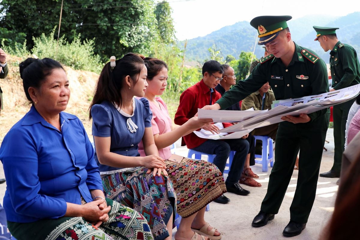 Bộ đội Biên phòng tỉnh Điện Biên phát tờ rơi hướng dẫn người dân
các quy định về phòng chống cháy rừng