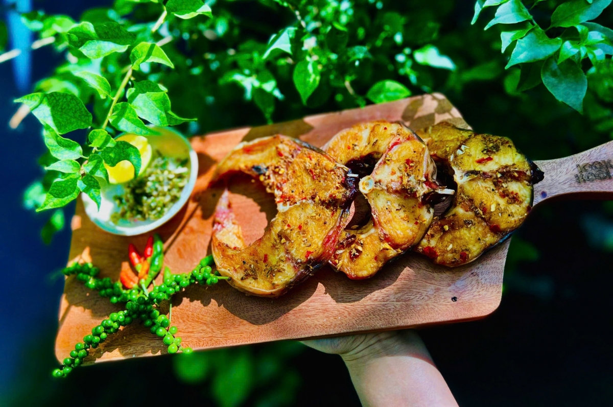 Cá lăng sông Srêpốk được chế biến thành món nướng tiêu xanh phục vụ thực khách.