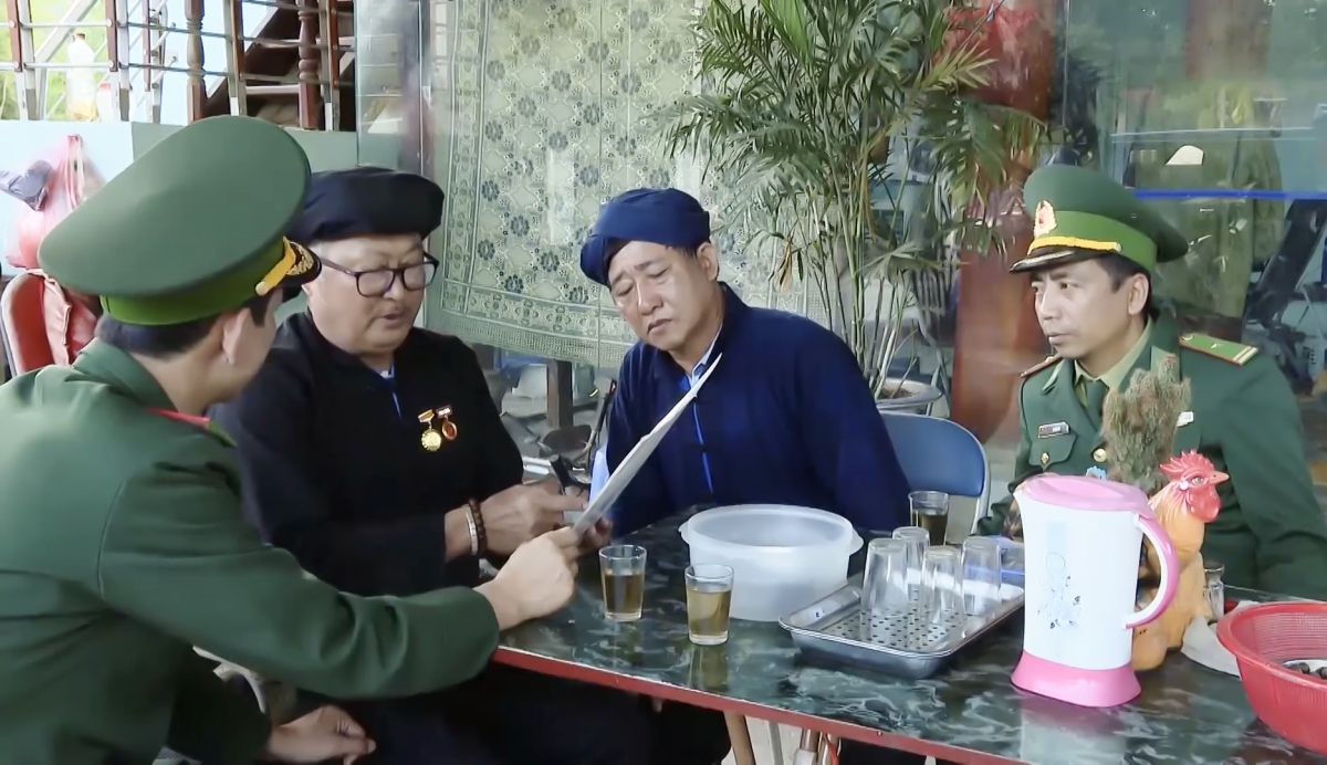 Các già làng, người có uy tín là những người đóng góp rất tích cực trong cuộc chiến chống ma túy
và tác hại của ma túy nơi biên giới Điện Biên.