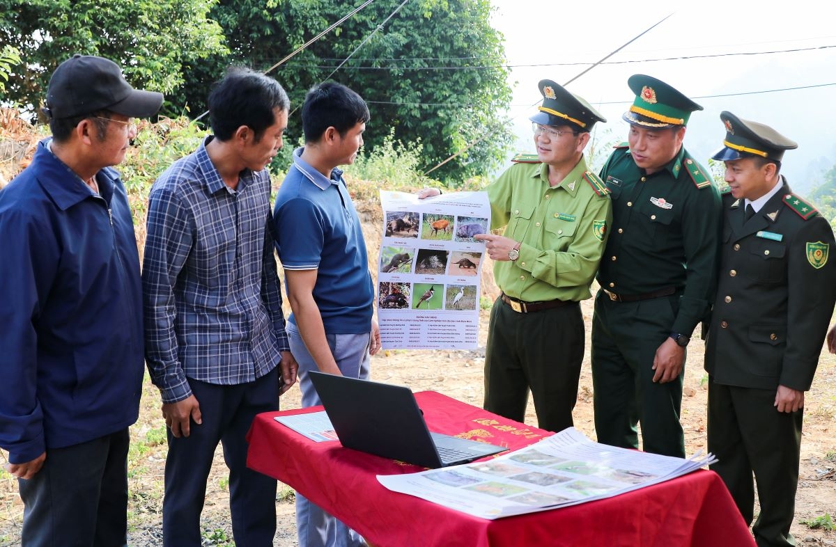 Cán bộ Kiểm lâm và Biên phòng tỉnh Điện Biên tuyên truyền cho người dân
về các loại động vật cấm săn bắt.