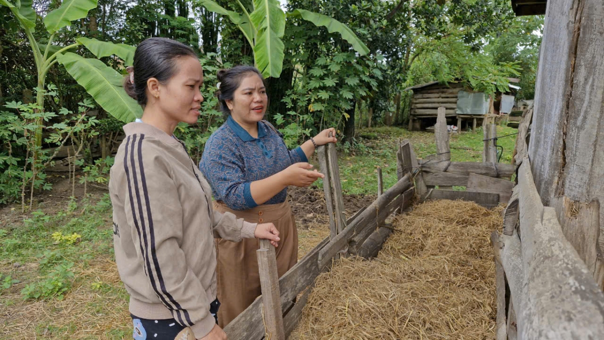 Chị Kpă H'Yư (bên phải) thăm gia đình hội viên mới thoát nghèo tại làng Ia Rniu.
Ảnh: Hoàng Qui/VOV Tây Nguyên