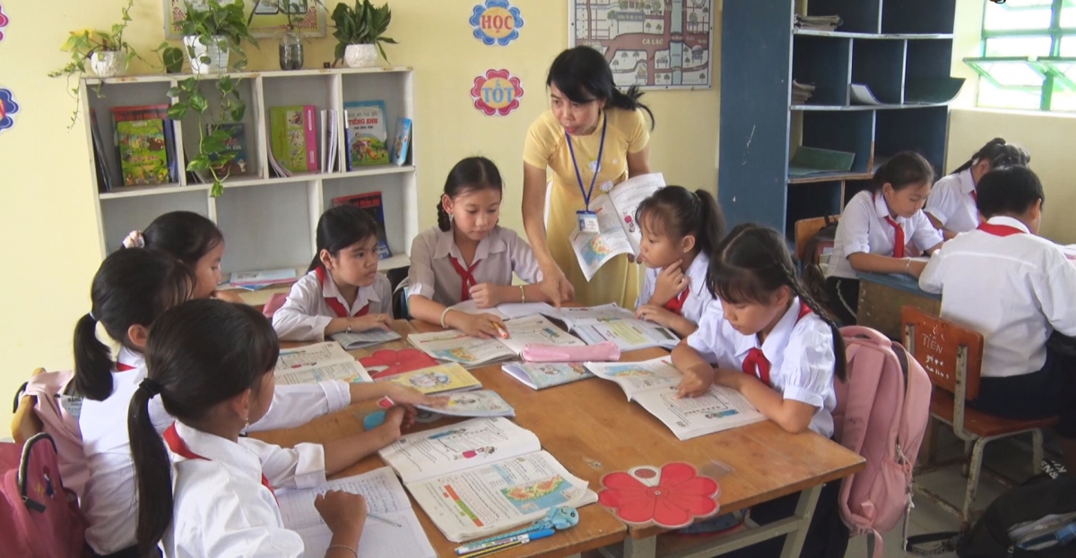 Cô Hồi thường xuyên nghiên cứu để có những sáng kiến, giải pháp tốt nhất, phù hợp với từng học sinh, để giúp các em ngày càng tiến bộ