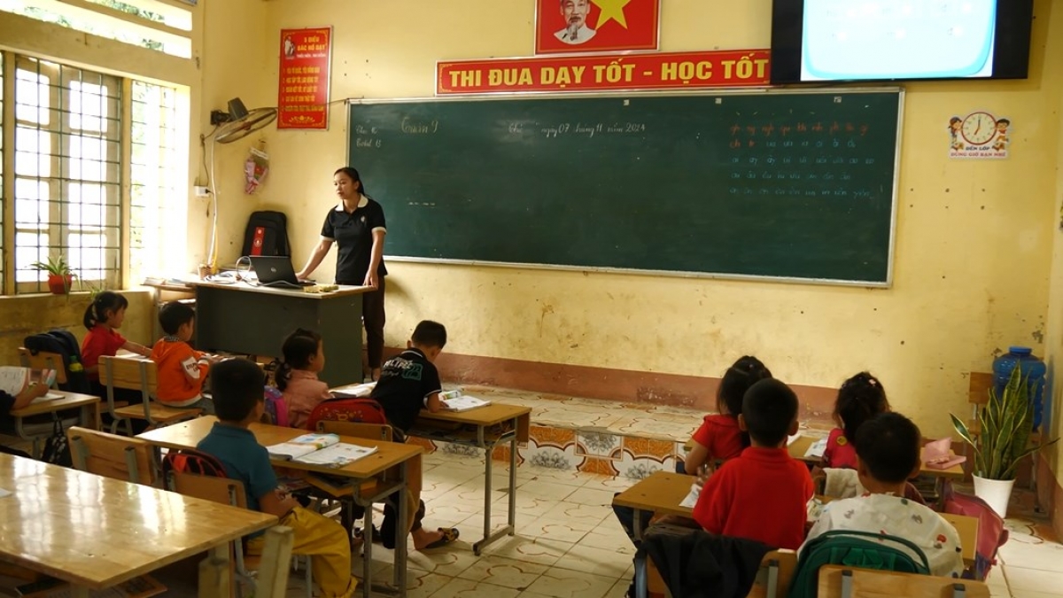 Đối với các em nghỉ học trong 2 tháng qua
sẽ được thầy cô dạy bù, học thêm buổi tối, có cô dạy kèm 1-1.
Ảnh:Nhóm PV/VOV Tây Bắc