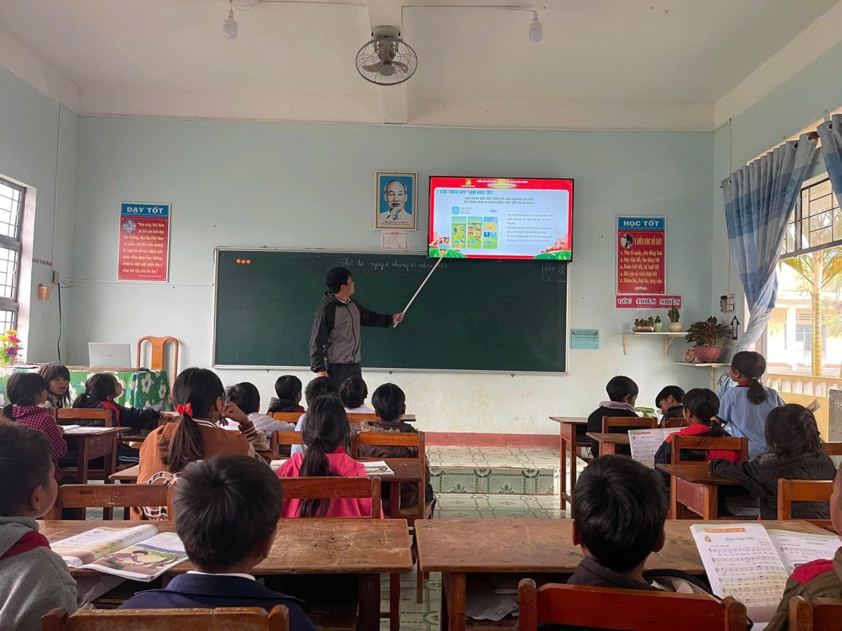 Dù là một nơi còn rất nhiều khó khăn, thầy và trò ở Kon Pne
vẫn nỗ lực từng ngày bám trường, bám lớp.
Ảnh: Hoàng Qui/VOV Tây Nguyên