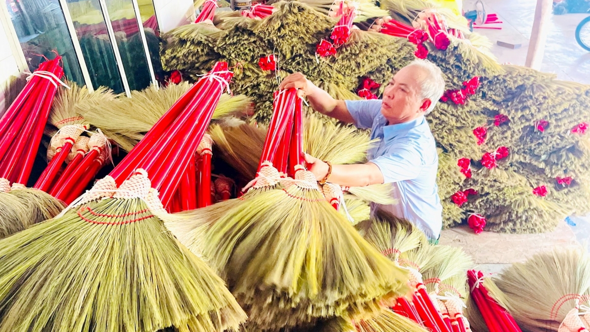 Giá bán mỗi cây chổi đót từ 35.000 đồng đến 90.000 đồng.
Ảnh: Tuyết Lê/VOV Miền Trung
