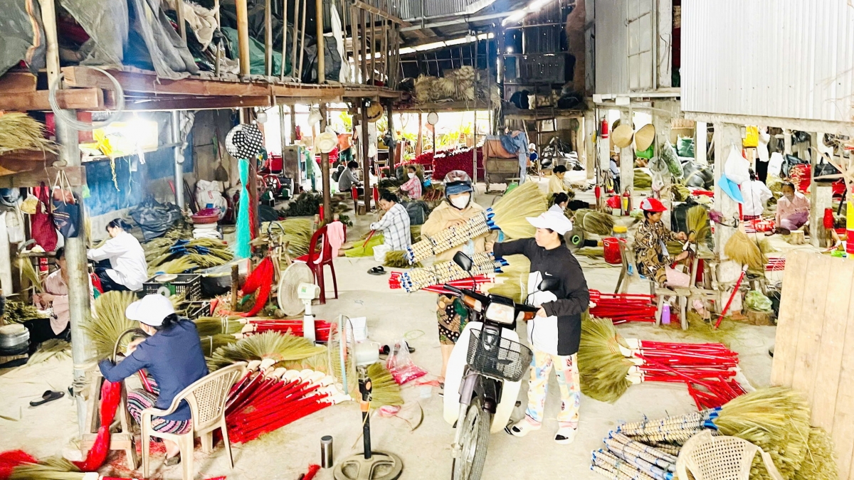Không khí nhộn nhịp ở làng chổi đót Chiêm Sơn.
Ảnh: Tuyết Lê/VOV Miền Trung