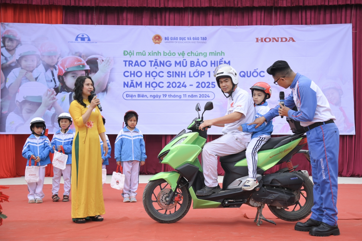 Kỹ thuật viên Công ty Honda Việt Nam hướng dẫn học sinh cách ngồi xe máy an toàn.