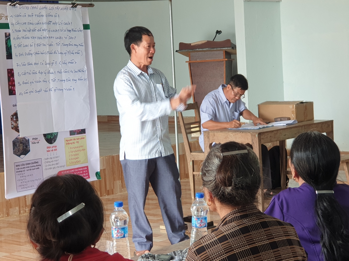 Lớp khuyến nông thủ công trong thời đại số: 10 nội dung thảo luận cũng được chép tay lên bảng để các nông dân cùng thảo luận.