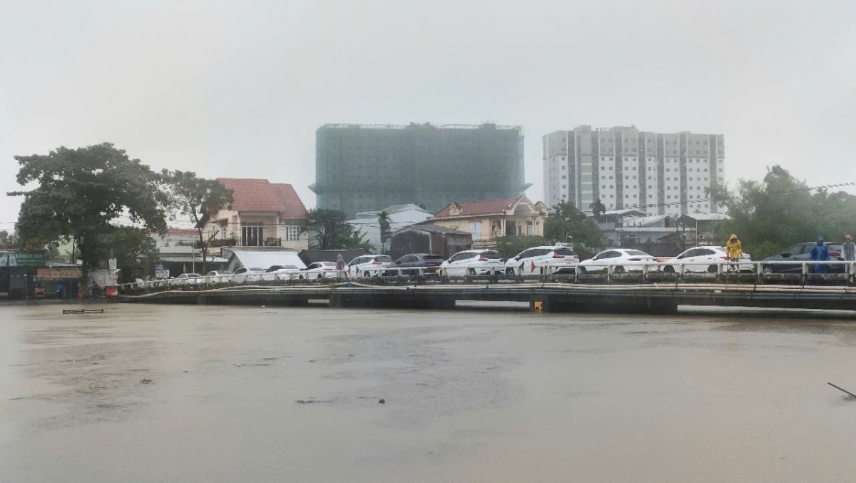 Người dân đưa ô tô lên đậu đỗ trên cầu Vân Dương 2, phường Xuân Phú,
TP Huế tránh lũ