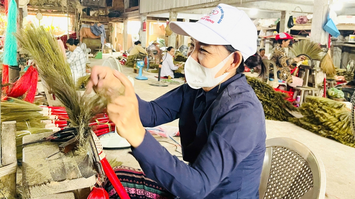 Nhờ làm chốt đót, người dân ở huyện Duy Xuyên có thu nhập ổn định.
Ảnh: Tuyết Lê/VOV Miền Trung