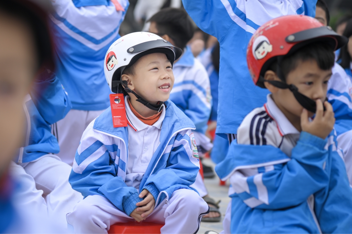 Niềm vui của em nhỏ khi được trao tặng mũ mới