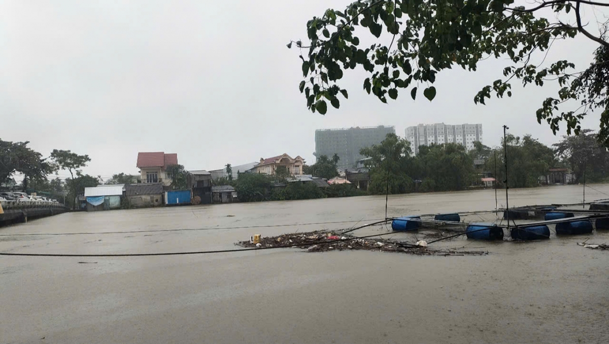 Nước sông Như Ý, đoạn qua phường Xuân Phú, thành phố Huế dâng cao