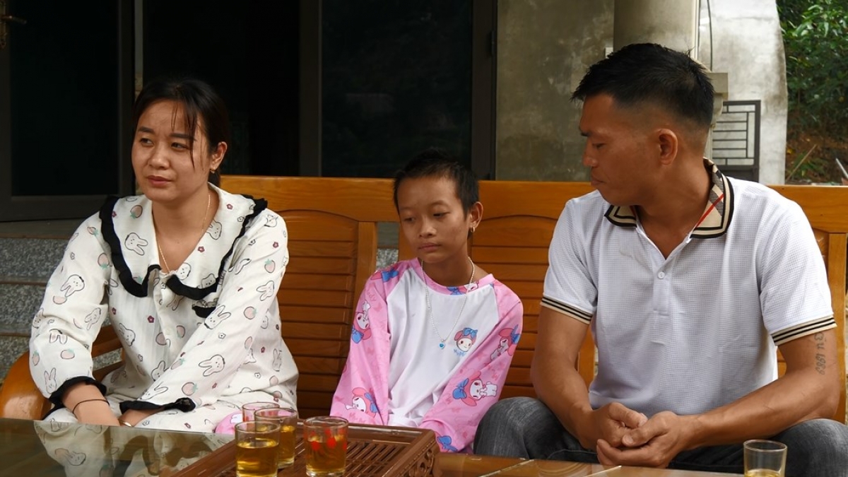 Thảo Ngọc là học sinh cuối cùng nằm viện điều trị của Làng Nủ trở về dưới mái trường
trong vòng tay yêu thương của gia đình, bạn bè và thầy cô.
Ảnh:Nhóm PV/VOV Tây Bắc