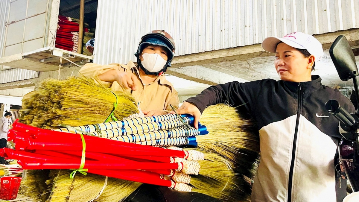 Thị trường chổi đót tiêu thụ tăng cao dịp cuối năm.
Ảnh: Tuyết Lê/VOV Miền Trung