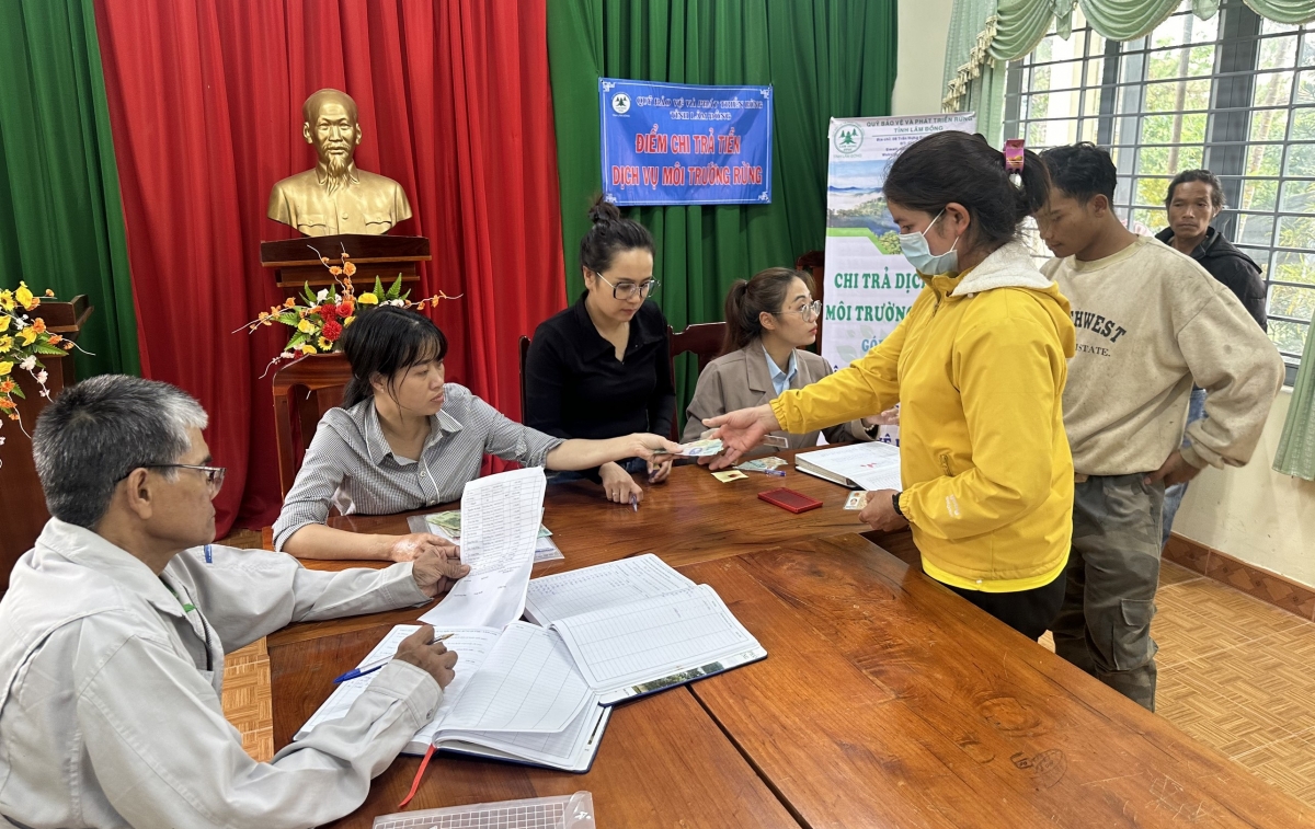 Thực hiện chi trả dịch vụ môi trường rừng cho các hộ dân nhận khoán
quản lý bảo vệ rừng.
Ảnh: Quang Sáng/VOV Tây Nguyên