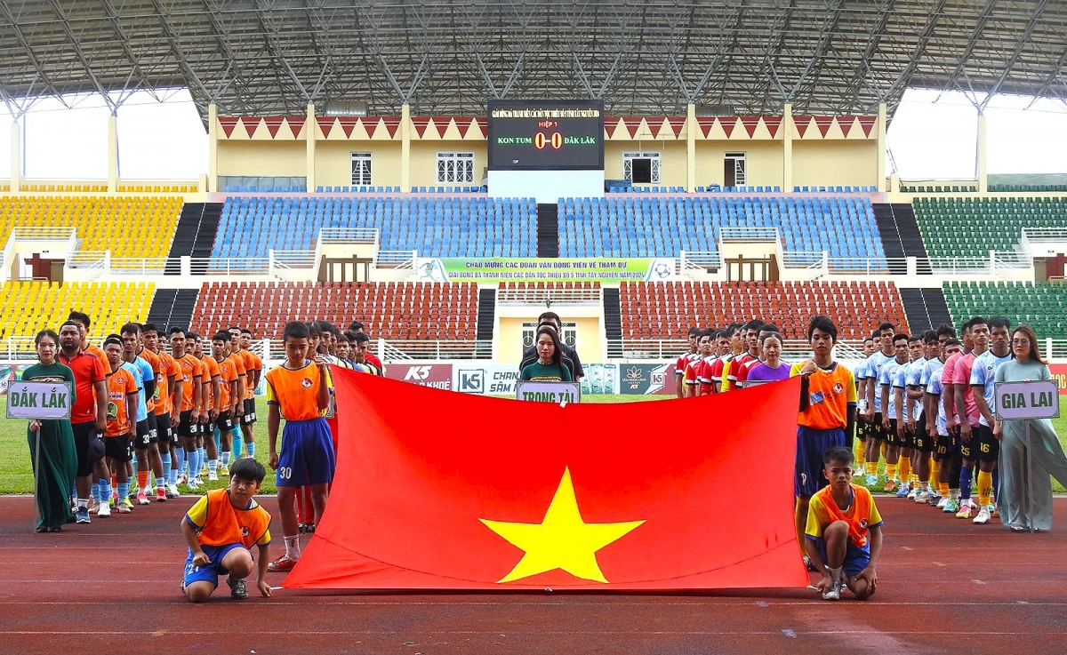 Thực hiện nghi thức chào cờ khai mạc giải.