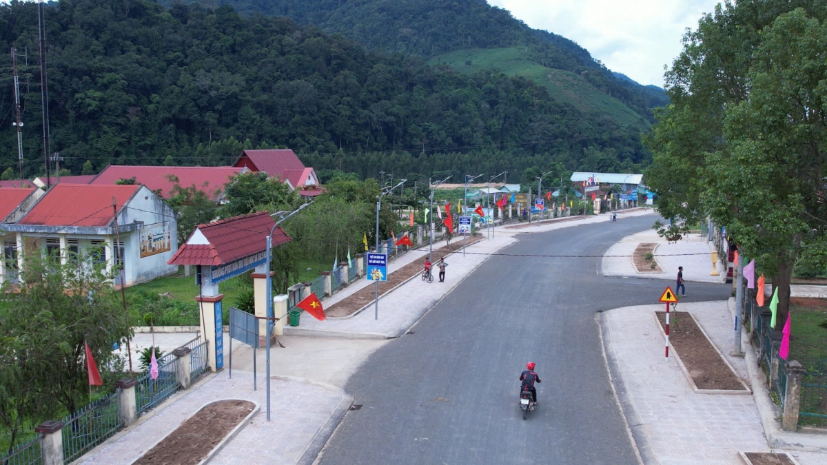 Trường Phổ thông Dân tộc Bán trú Tiểu học và THCS Kon Pne
nằm lọt thỏm giữa rừng núi.
Ảnh: Hoàng Qui/VOV Tây Nguyên