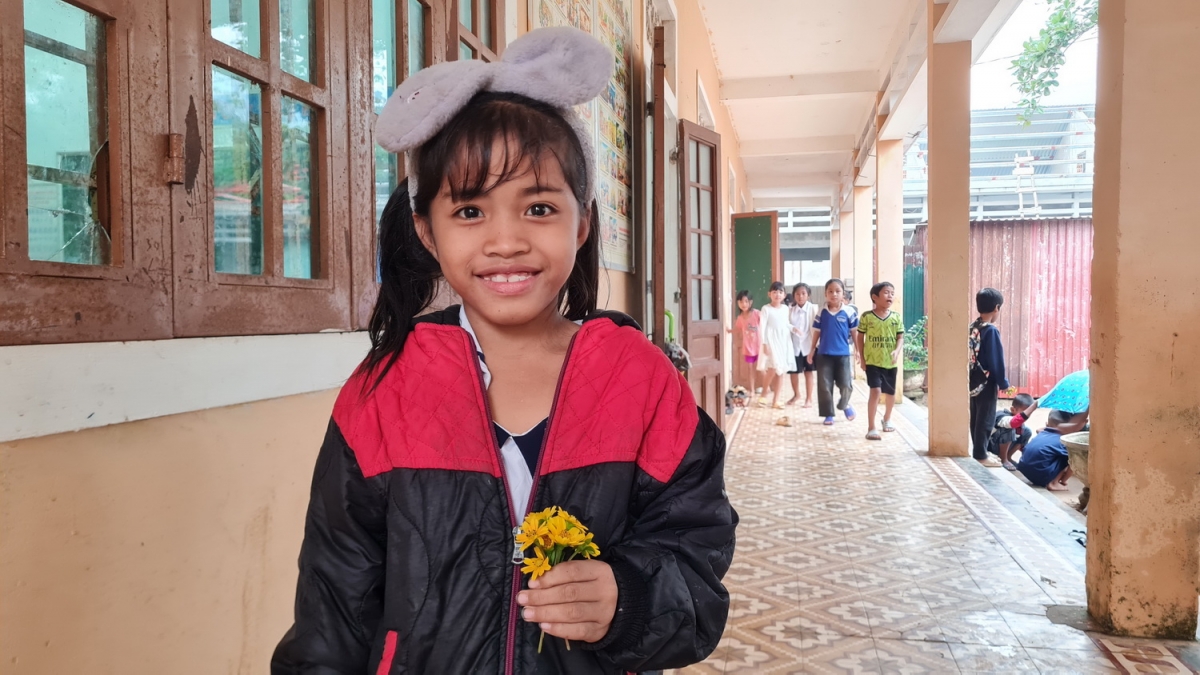 Một học sinh Trường TH&amp;THCS A Ngo, huyện Đakrông với
 bó hoa tặng cô giáo nhân ngày 20/11.
Ảnh: CTV Biên Cương/VOV miền Trung