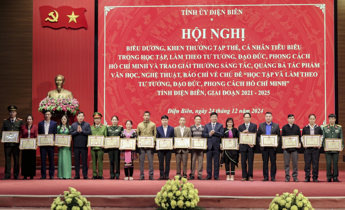32 tập thể, cá nhân được UBND tỉnh Điện Biên tặng Bằng khen vì có nhiều thành tích tiêu biểu trong học tập và làm theo tư tưởng, đạo đức, phong cách Hồ Chí Minh.