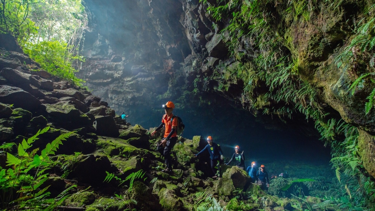 Công viên địa chất toàn cầu UNESCO Đắk Nông có diện tích 4.760 km², trải dài trên địa bàn 6 huyện, thành phố của tỉnh Đắk Nông (Trong ảnh là Hang động núi lửa C7 dài hơn 1.240m)